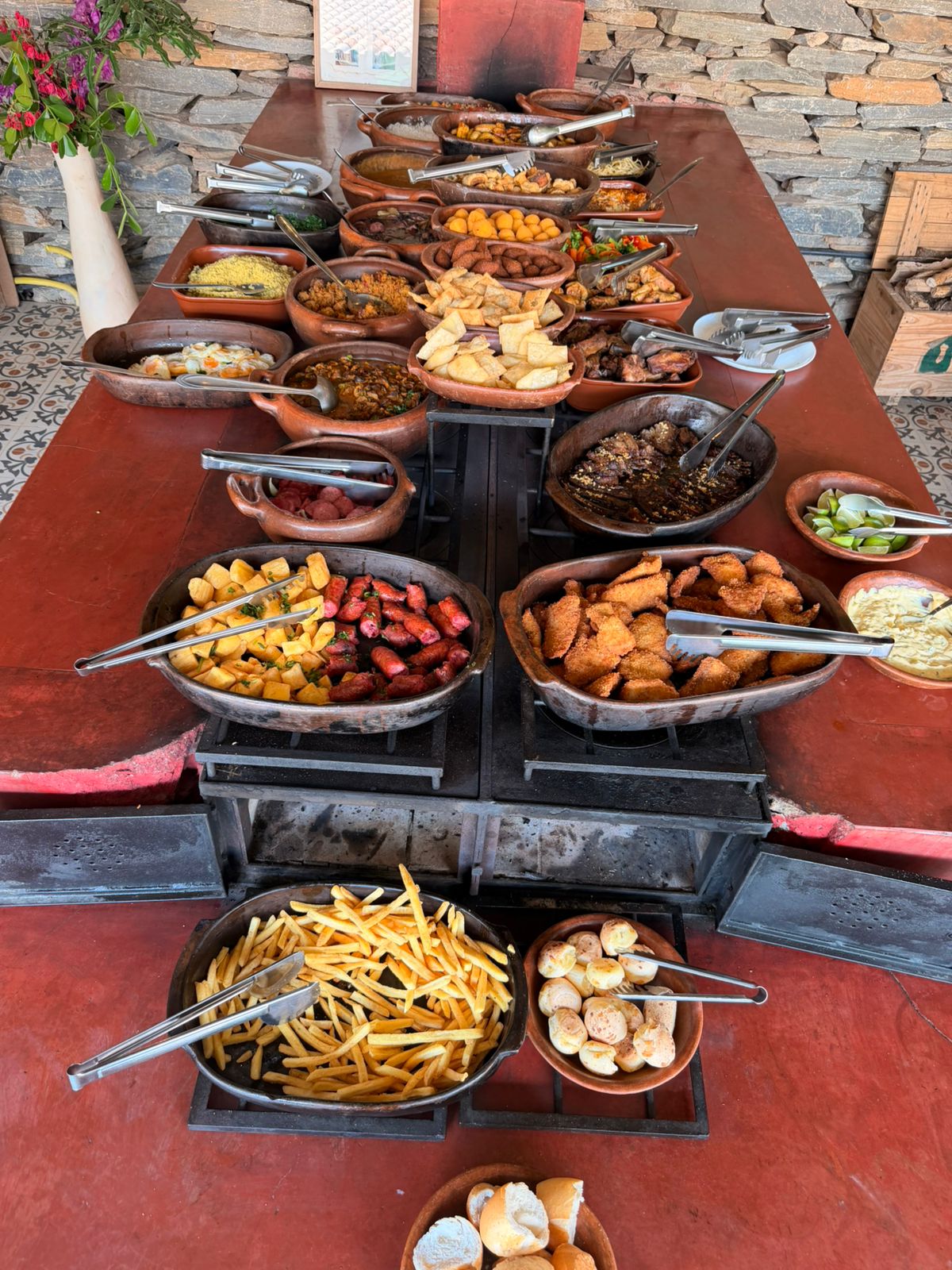 Restaurante da Fazenda Gruta do Baú com comida no fogão a lenha